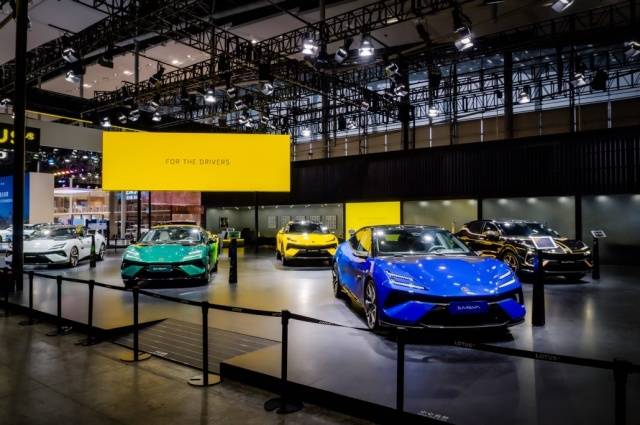 EMEYA繁花「雪夜深藍」于廣州車展全球首秀,締造最美展車