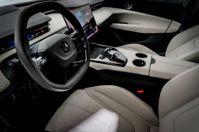 EMEYA繁花「雪夜深藍」于廣州車展全球首秀,締造最美展車