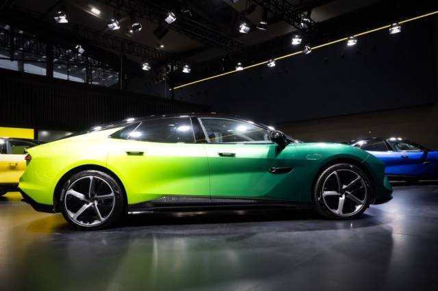 EMEYA繁花「雪夜深藍」于廣州車展全球首秀,締造最美展車