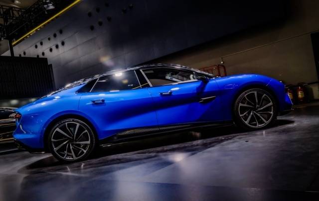 EMEYA繁花「雪夜深藍」于廣州車展全球首秀,締造最美展車