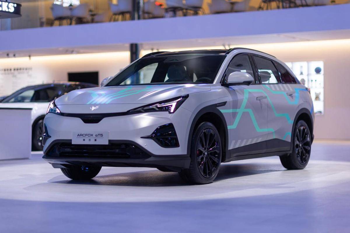 超閃充C級(jí)大空間SUV 極狐新阿爾法T5榮耀上市