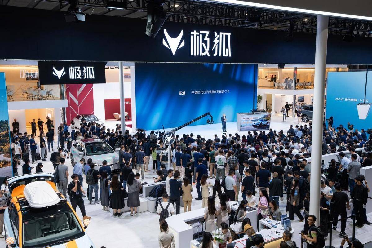 超閃充C級(jí)大空間SUV 極狐新阿爾法T5榮耀上市