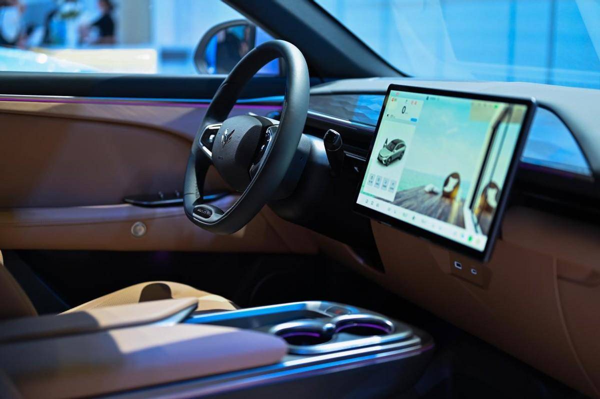 超閃充C級(jí)大空間SUV 極狐新阿爾法T5榮耀上市