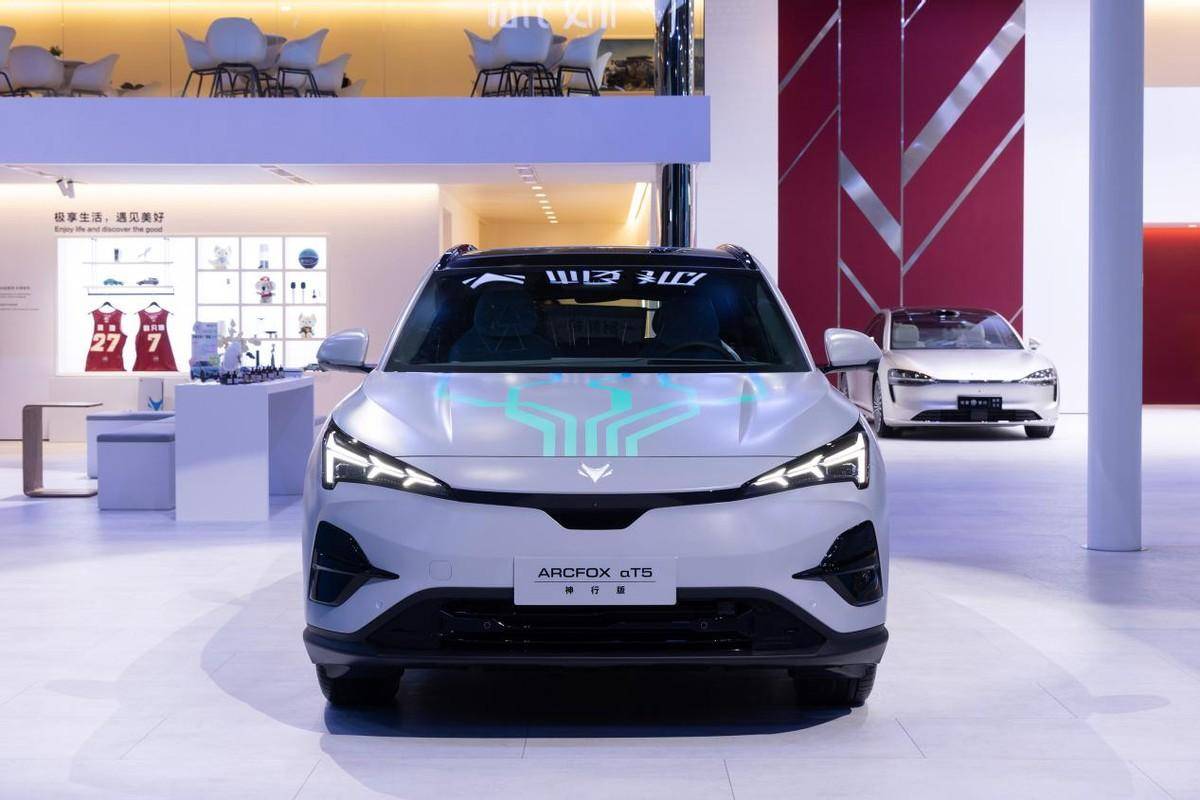 超閃充C級(jí)大空間SUV 極狐新阿爾法T5榮耀上市