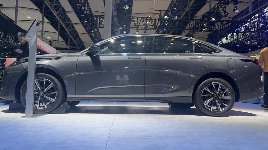 廣州車展人氣家轎!長(zhǎng)安第三代逸動(dòng)智升級(jí)來(lái)襲