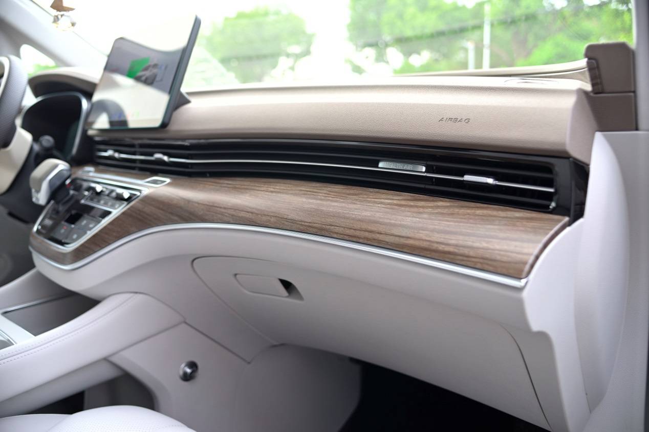 最適合家庭出行的“低油耗 長續航”MPV—榮威iMAX8 DMH新陸尊 _DSC9642_132