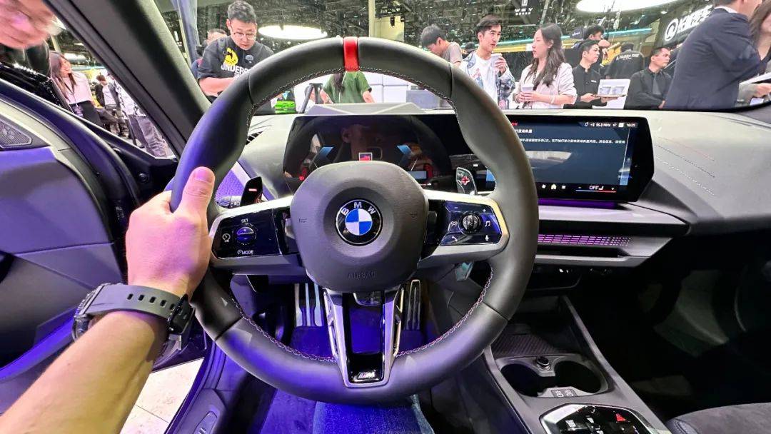 第一款國產(chǎn)的M性能轎車,搭載BMW最強(qiáng)2.0T四缸機(jī),還加長110mm!