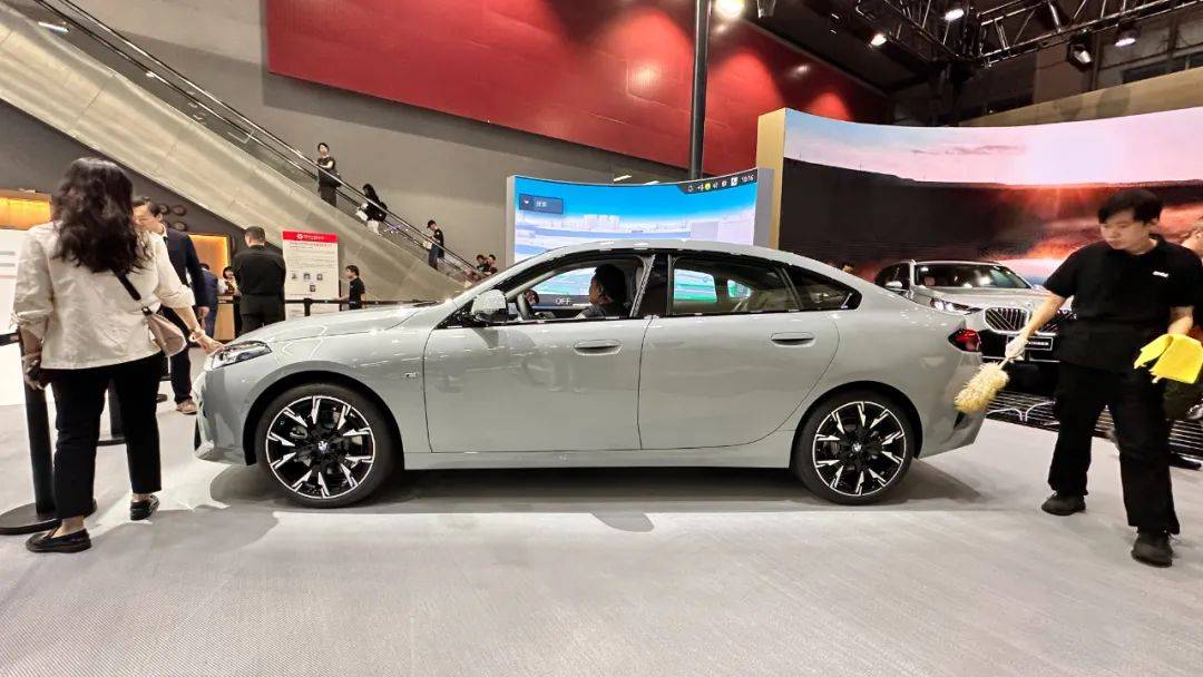 第一款國產(chǎn)的M性能轎車,搭載BMW最強(qiáng)2.0T四缸機(jī),還加長110mm!