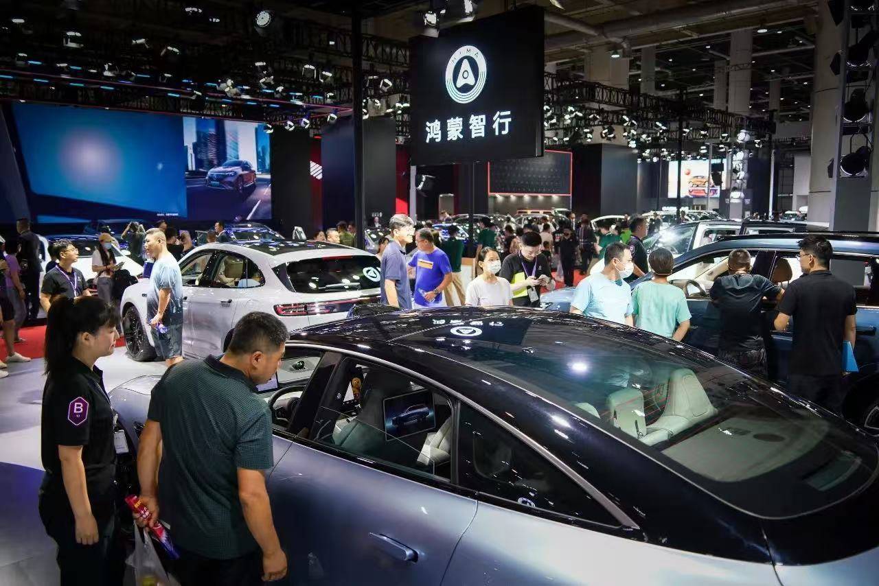 人們在看臺上的人在汽車旁

中度可信度描述已自動生成