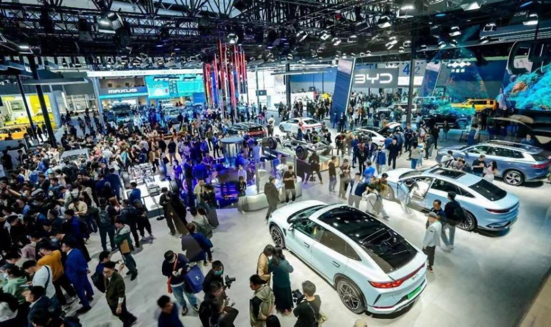 圖片包含 建筑, 汽車, 人們, 充滿

描述已自動生成