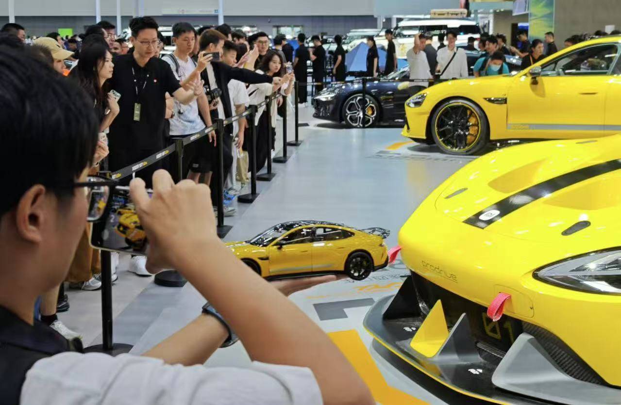 人們在看臺上的汽車

低可信度描述已自動生成