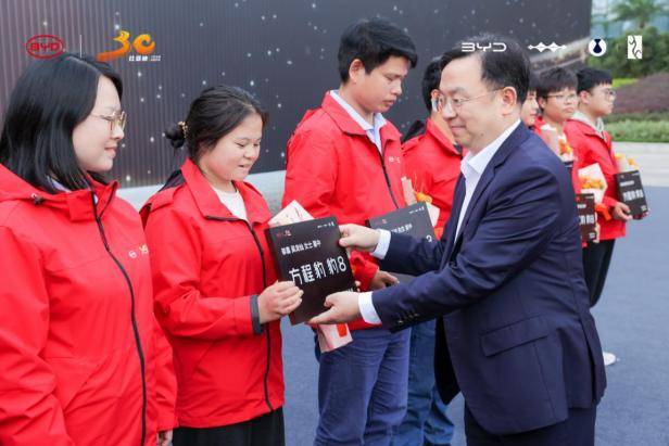 比亞迪玩真的!90位幸運(yùn)車主提車了