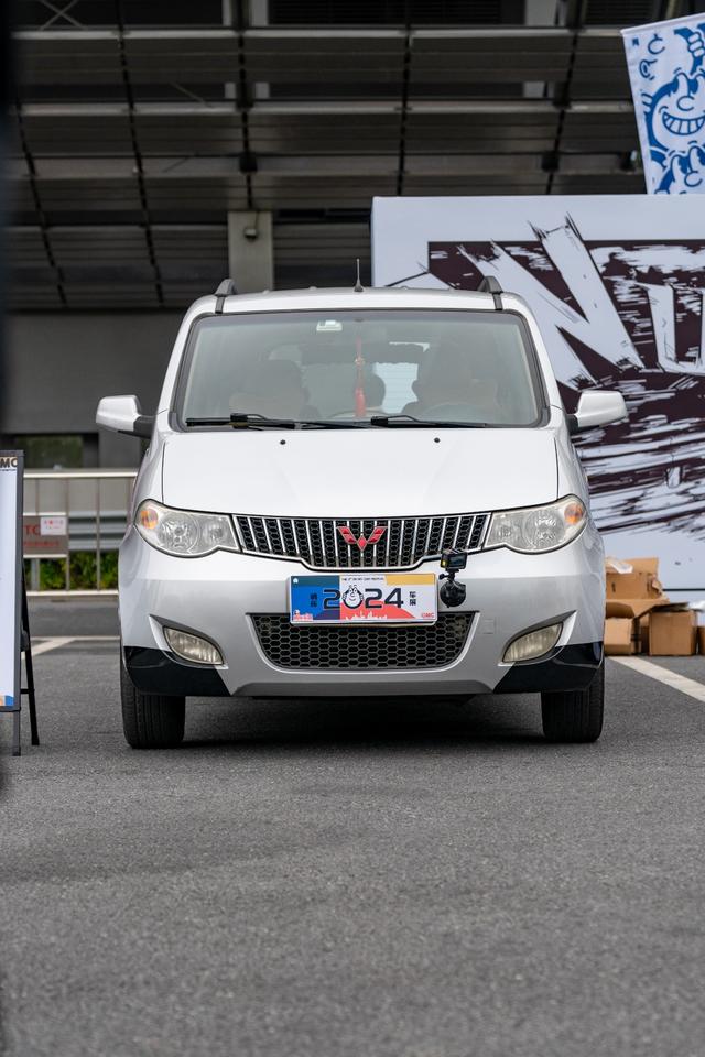 五菱宏光純電版和燃油版同臺，神車傳遞，新一代的創富新神器？-有駕