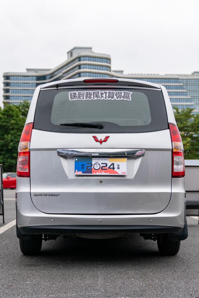 五菱宏光純電版和燃油版同臺，神車傳遞，新一代的創富新神器？-有駕