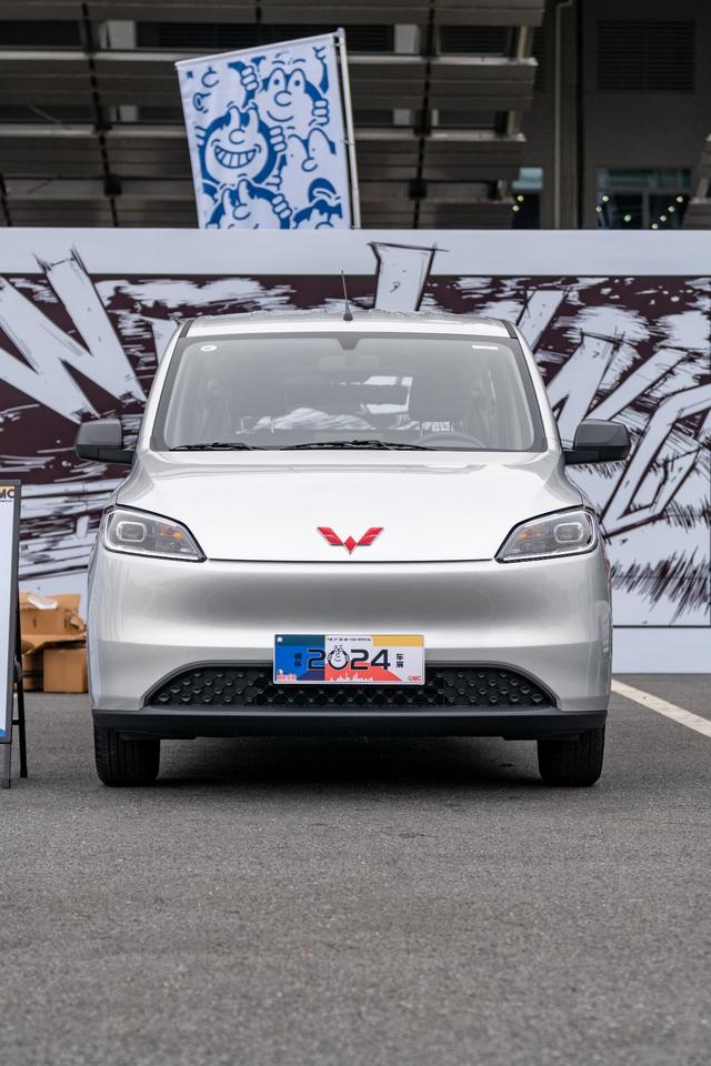 五菱宏光純電版和燃油版同臺，神車傳遞，新一代的創富新神器？-有駕