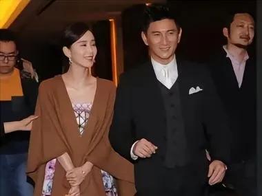 劉詩詩抱兒子逛超市母愛滿滿