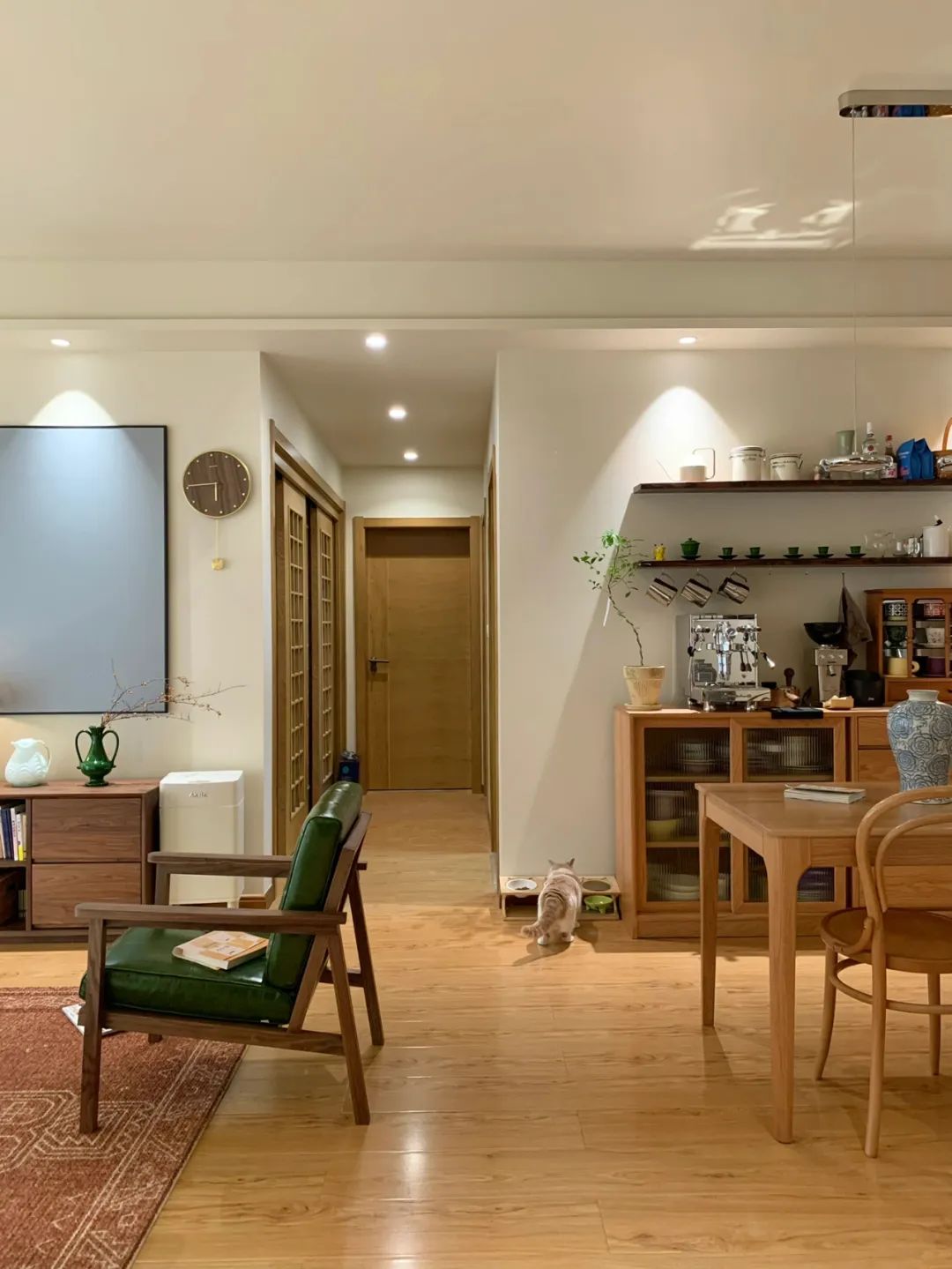 發現一戶夫妻的新房,全屋大面積鋪木地板,那叫一個奢華,曬曬