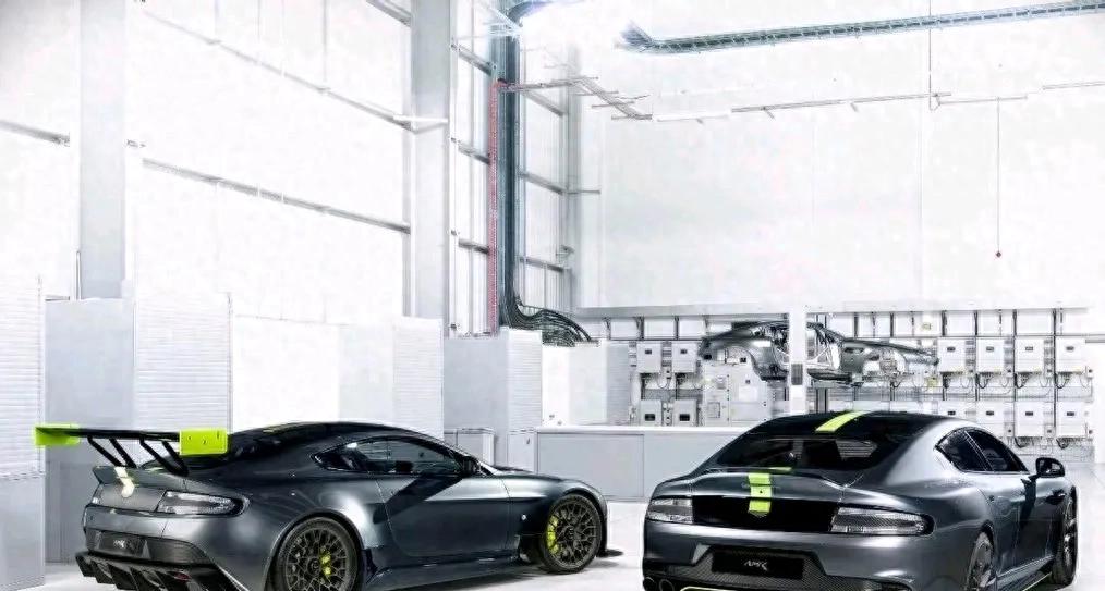 豐田海獅長軸露營車,2.0升排量,長條沙發休閑座椅,大床睡3人