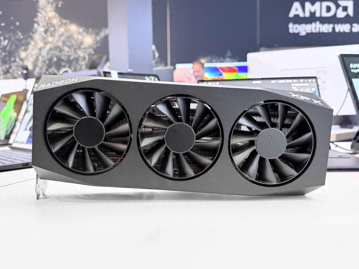 XFX訊景展出兩款A(yù)MD Radeon RX 9070(XT) 顯卡,簡(jiǎn)潔現(xiàn)代設(shè)計(jì)