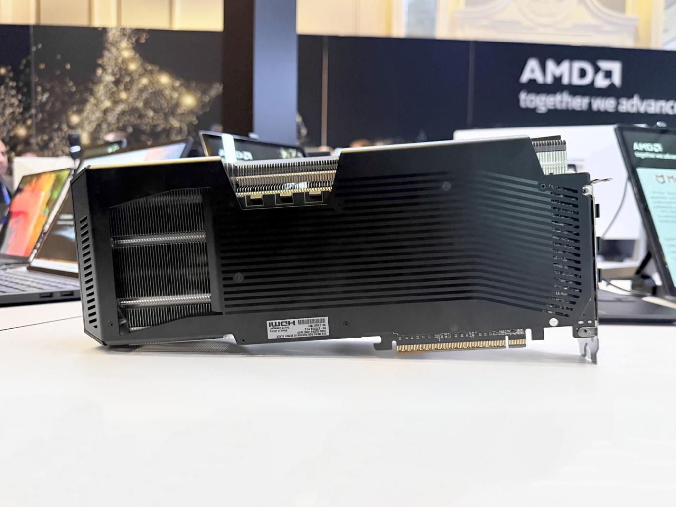 XFX訊景展出兩款A(yù)MD Radeon RX 9070(XT) 顯卡,簡(jiǎn)潔現(xiàn)代設(shè)計(jì)