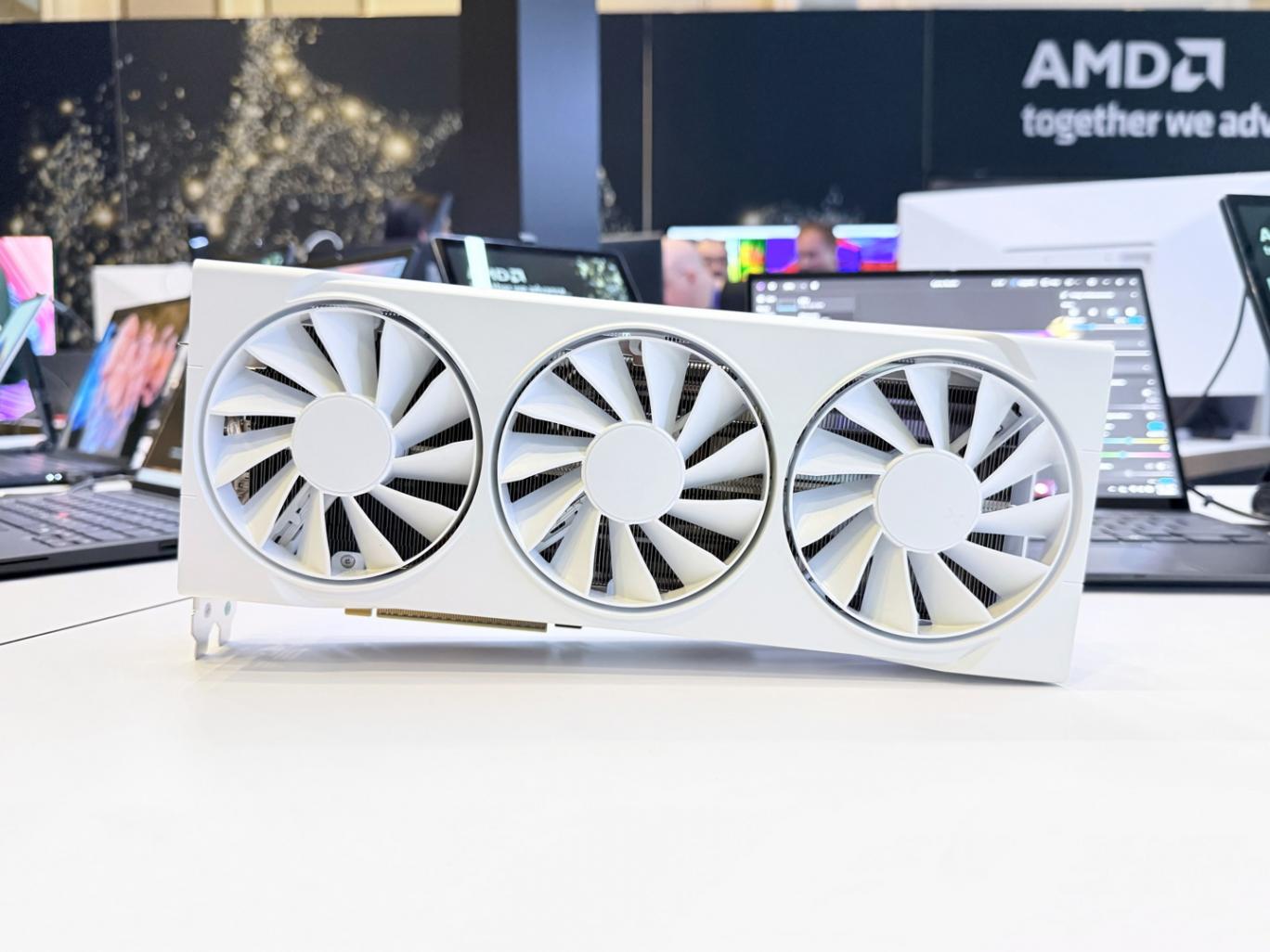 XFX訊景展出兩款A(yù)MD Radeon RX 9070(XT) 顯卡,簡(jiǎn)潔現(xiàn)代設(shè)計(jì)