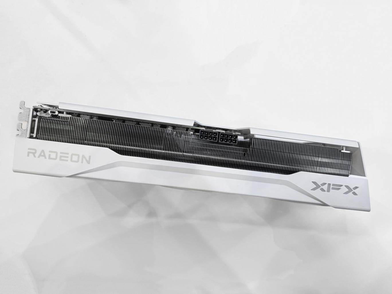 XFX訊景展出兩款A(yù)MD Radeon RX 9070(XT) 顯卡,簡(jiǎn)潔現(xiàn)代設(shè)計(jì)