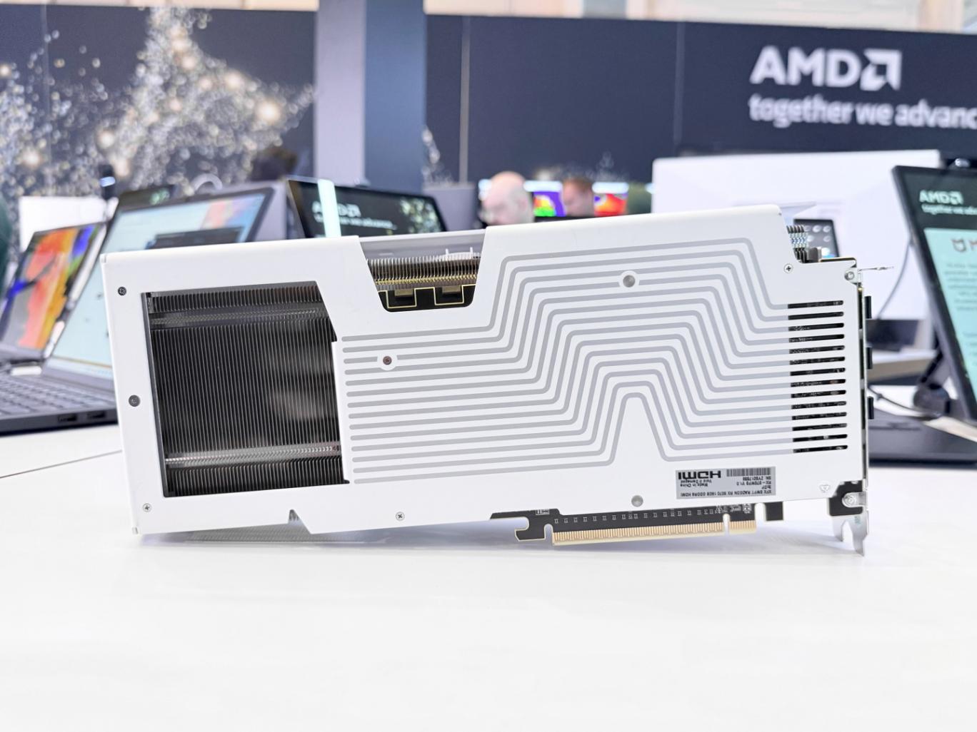 XFX訊景展出兩款A(yù)MD Radeon RX 9070(XT) 顯卡,簡(jiǎn)潔現(xiàn)代設(shè)計(jì)