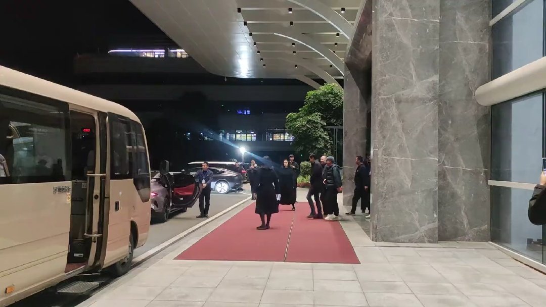 消息稱小米雷軍到訪寧德時代,曾毓群親自開車門迎接