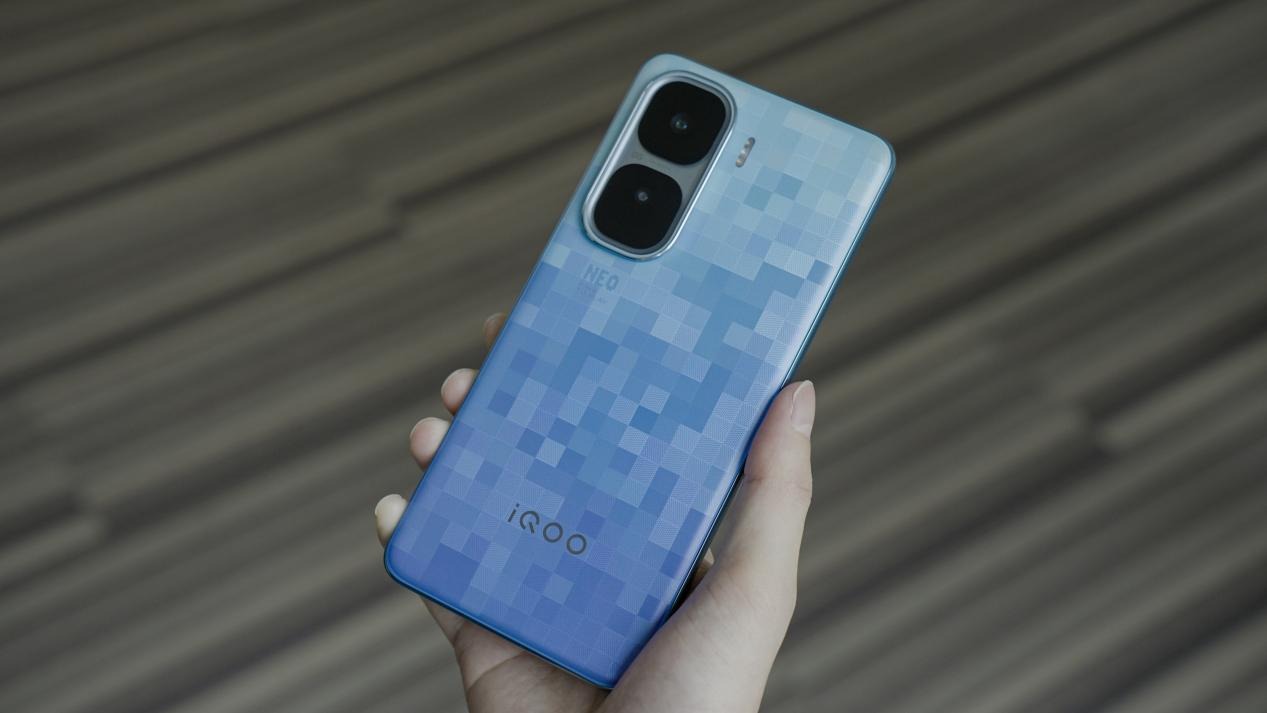 iQOO Neo10 Pro+屏幕大升級:同檔最強2K珠峰屏驚艷登場!