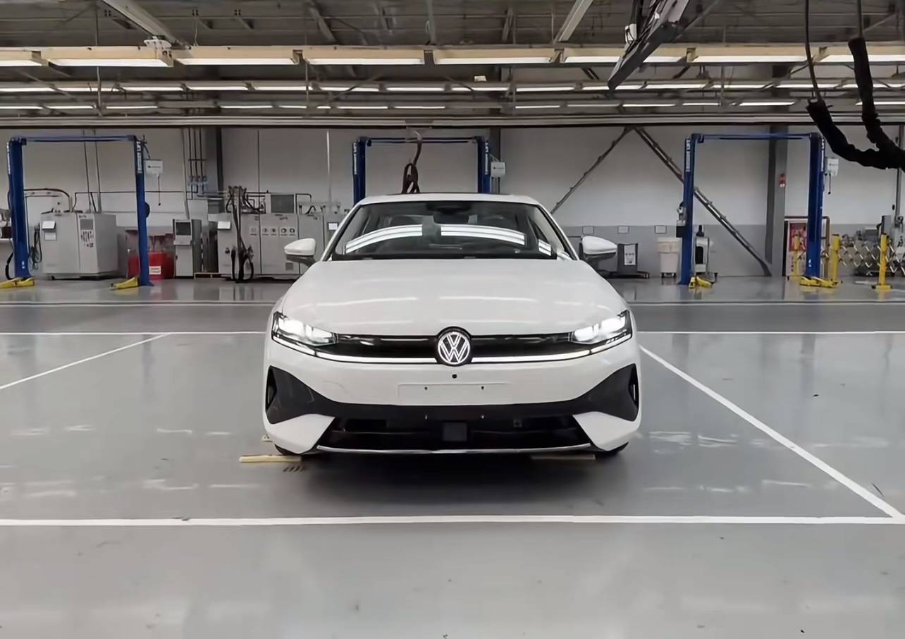 全新大眾速騰工廠實拍,長超4米8+懷擋,換隱藏門把手+貫穿尾燈