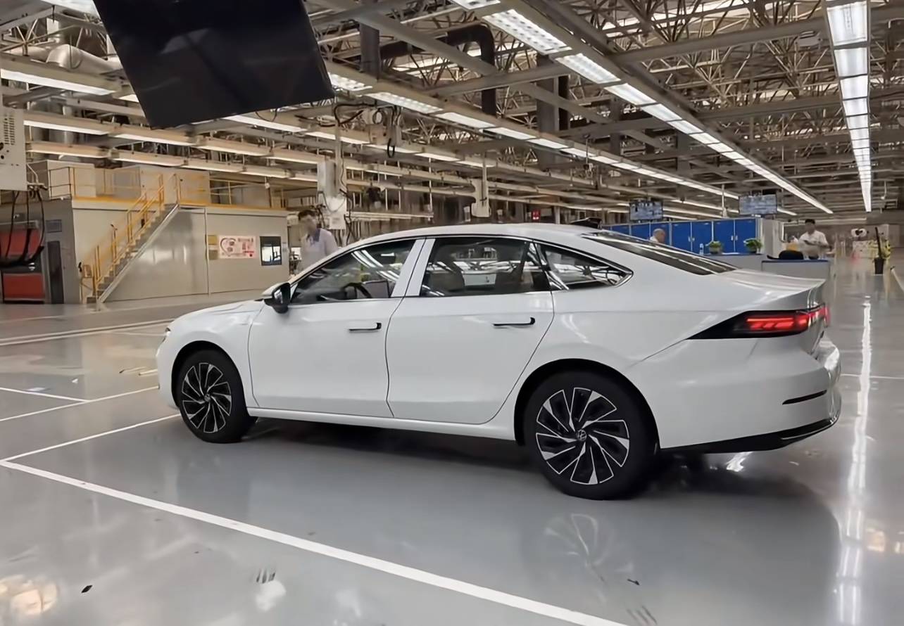 全新大眾速騰工廠實拍,長超4米8+懷擋,換隱藏門把手+貫穿尾燈