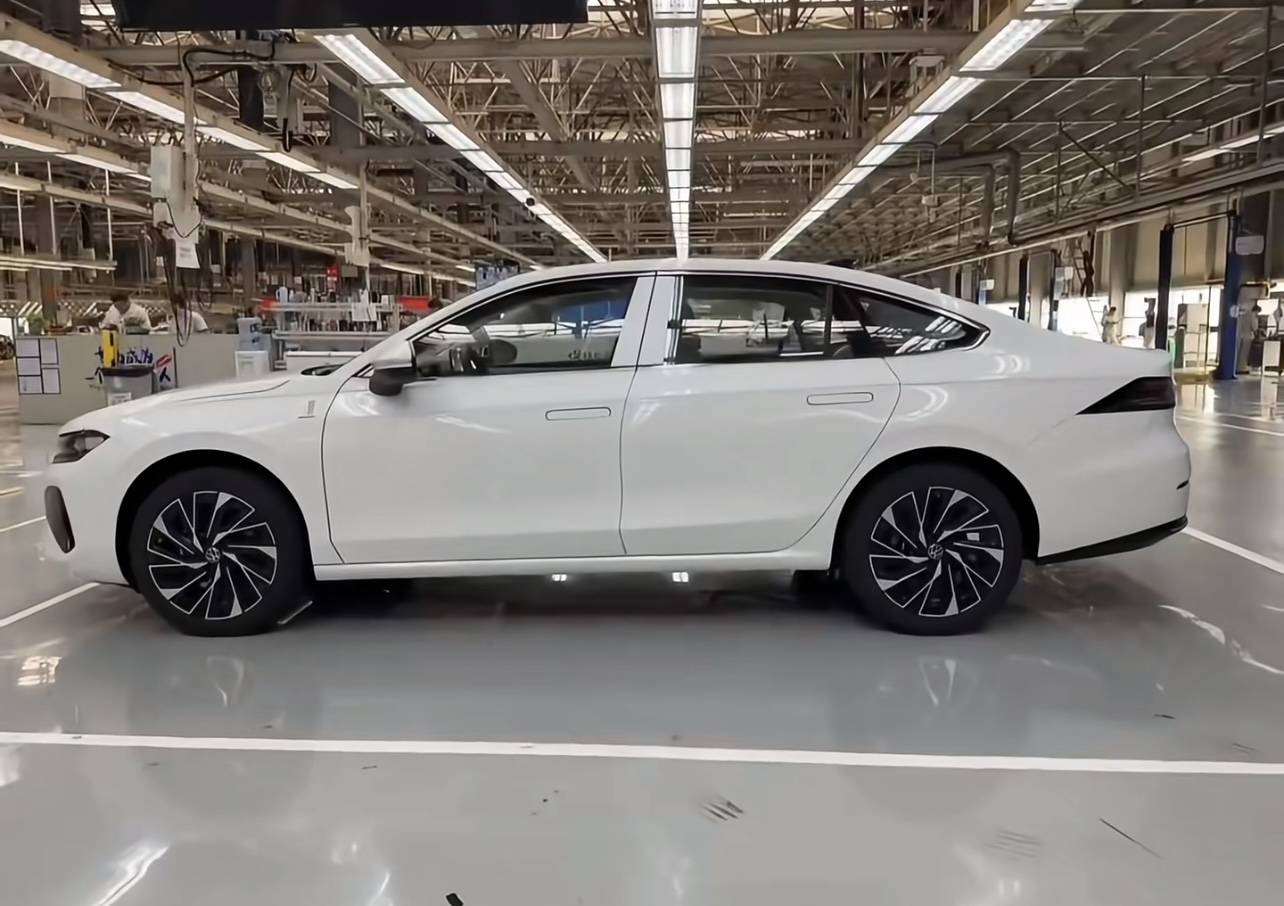 全新大眾速騰工廠實拍,長超4米8+懷擋,換隱藏門把手+貫穿尾燈