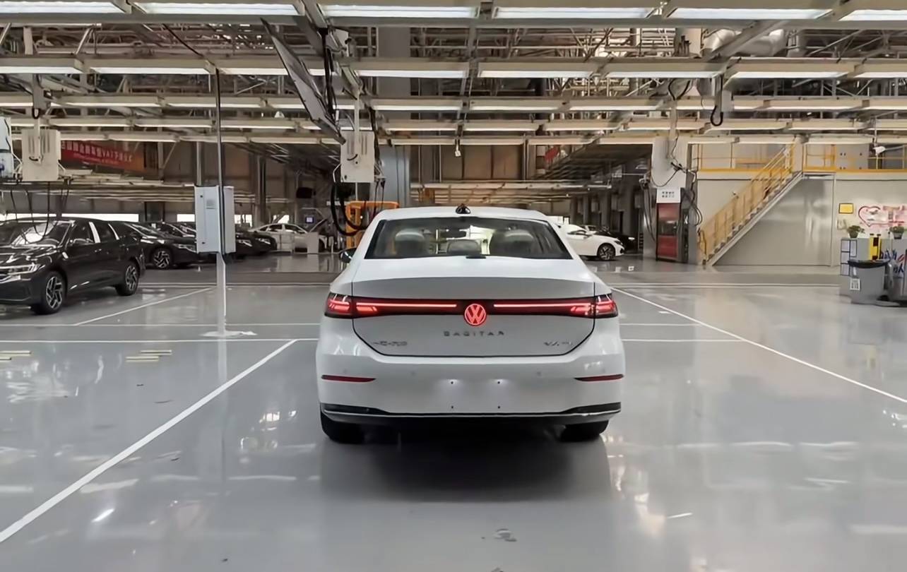 全新大眾速騰工廠實拍,長超4米8+懷擋,換隱藏門把手+貫穿尾燈