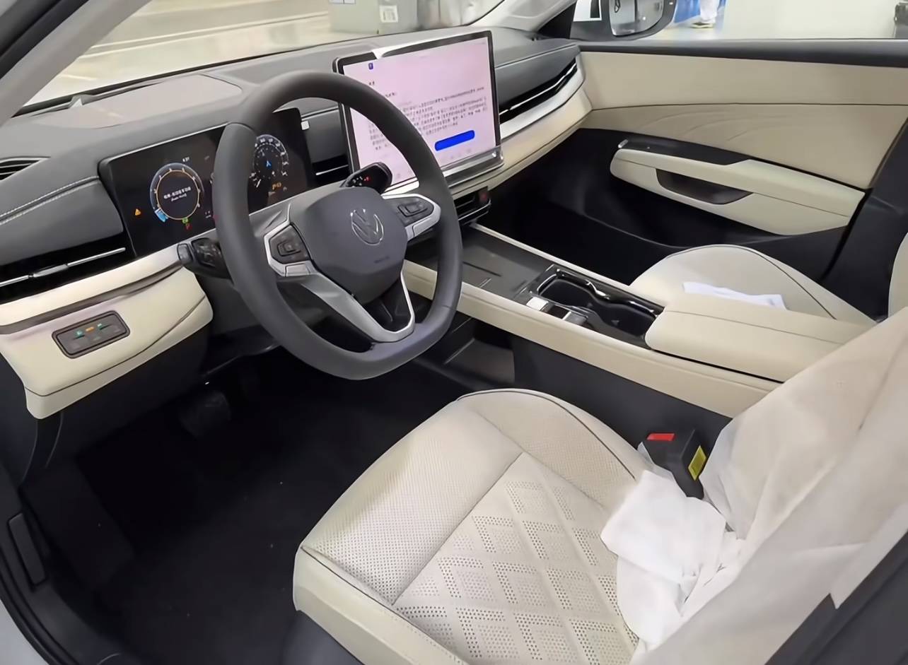 全新大眾速騰工廠實拍,長超4米8+懷擋,換隱藏門把手+貫穿尾燈