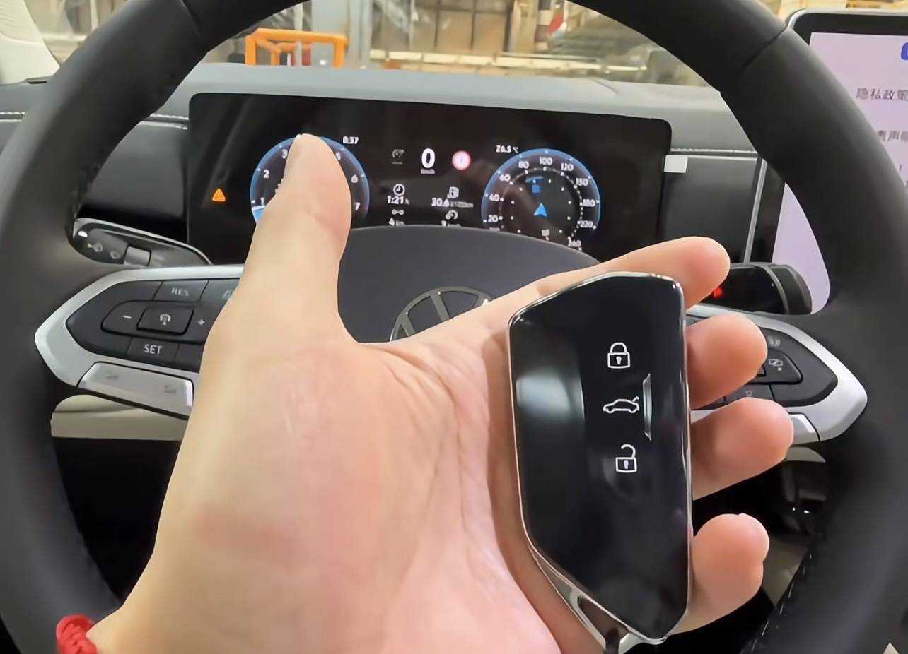 全新大眾速騰工廠實拍,長超4米8+懷擋,換隱藏門把手+貫穿尾燈