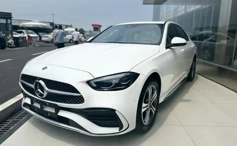 奔馳C級現在22萬能落地,這個價格選它和買小米SU7誰更好?