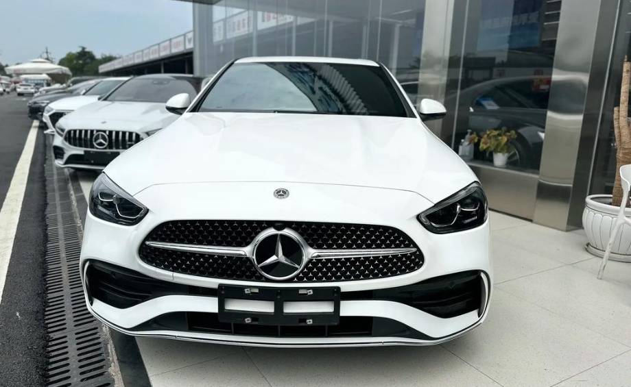 奔馳C級現在22萬能落地,這個價格選它和買小米SU7誰更好?