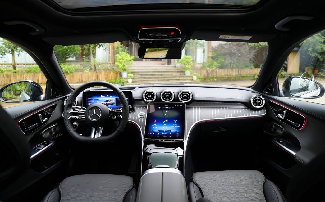 奔馳C級現在22萬能落地,這個價格選它和買小米SU7誰更好?