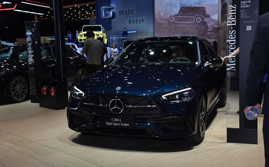 奔馳C級現在22萬能落地,這個價格選它和買小米SU7誰更好?