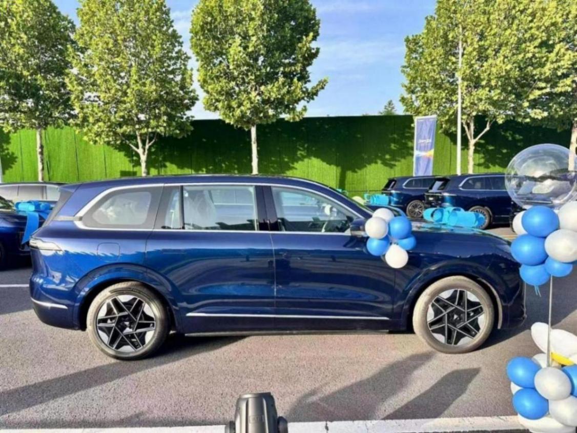 2025重慶車展:起售價低至20.49萬元 深藍S09推限時購車政策