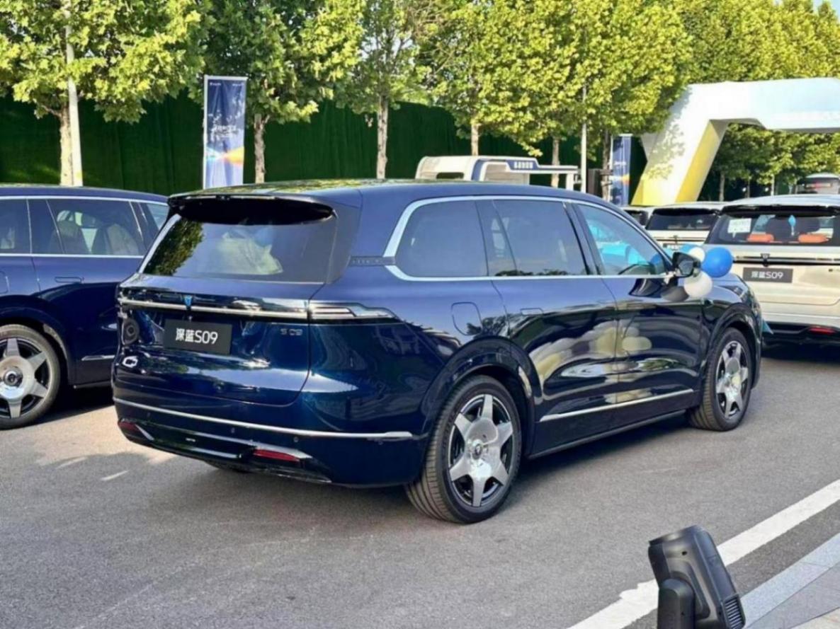 2025重慶車展:起售價低至20.49萬元 深藍S09推限時購車政策