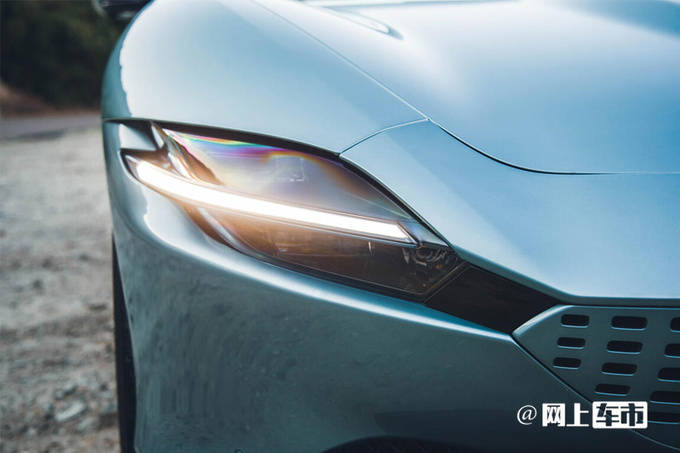 年輕人第一臺性能車新解:當法拉利 Roma Spider 遇上意式浪漫