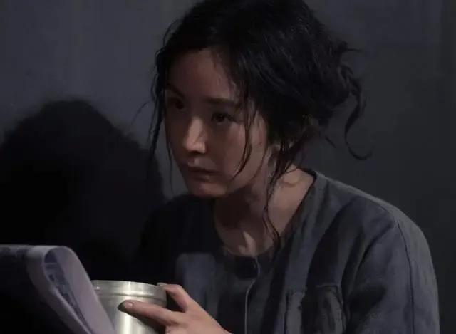 楊冪陷母女\"雌競\"!雙馬尾背影引爆爭議:親媽和女兒比誰更\"幼\"?