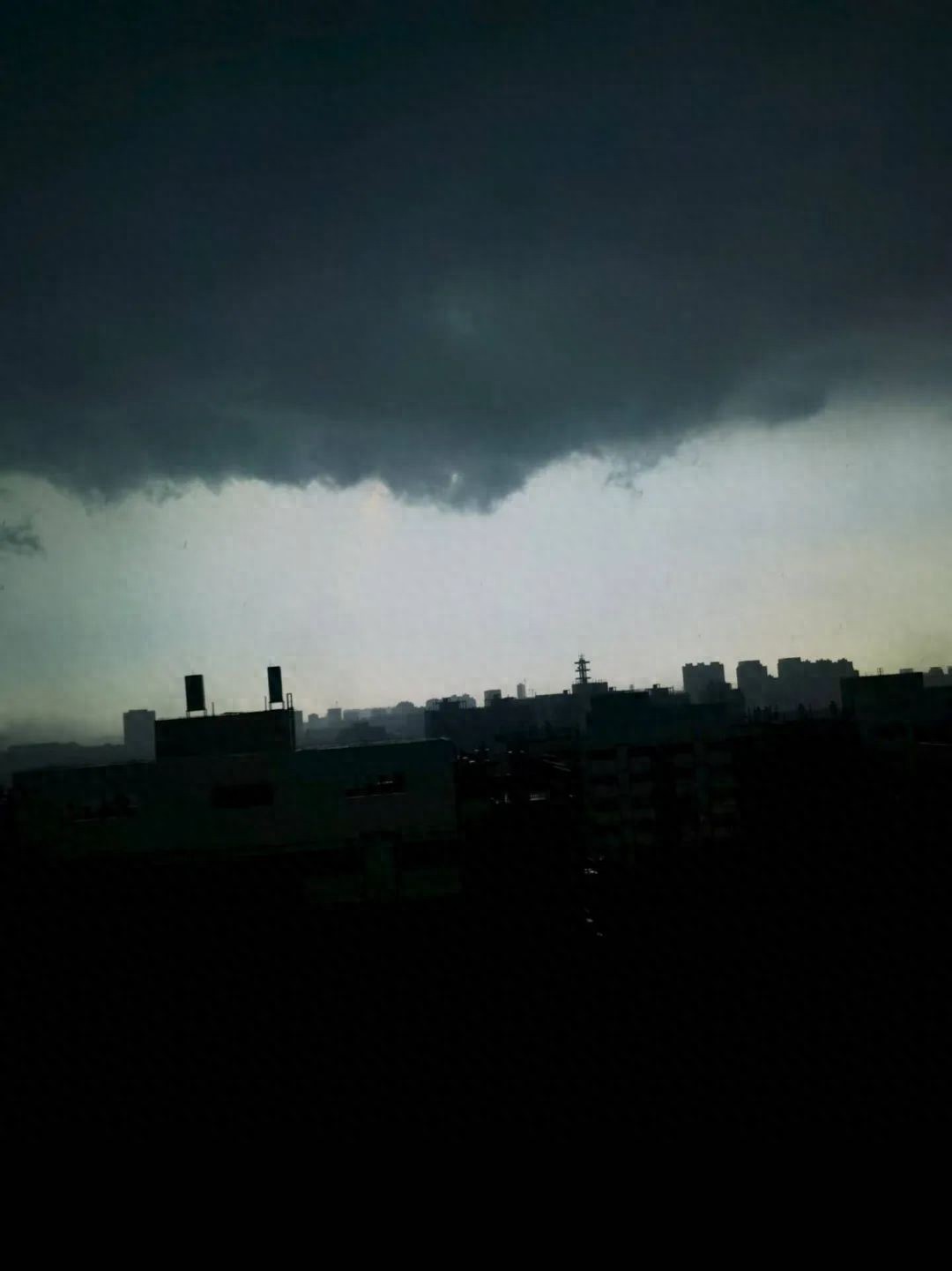 一秒天黑 濟南突降暴雨