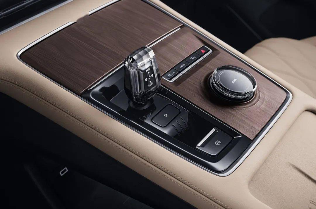 吉利星越L燃油版賣得好,其實混動版開起來更舒適省油