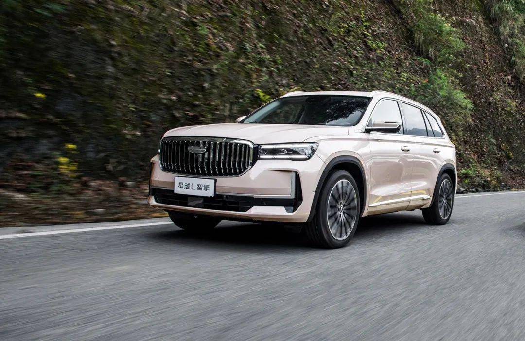 吉利星越L燃油版賣得好,其實混動版開起來更舒適省油