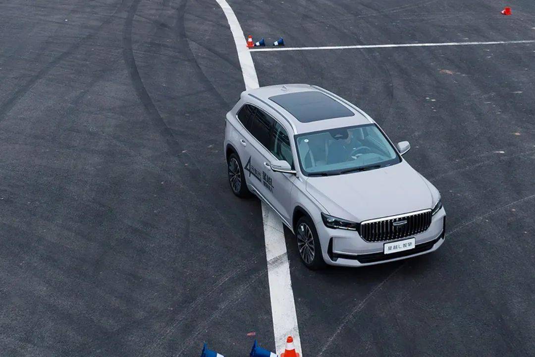 吉利星越L燃油版賣得好,其實混動版開起來更舒適省油