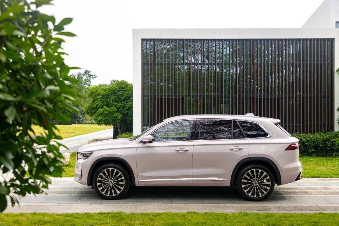 吉利星越L燃油版賣得好,其實混動版開起來更舒適省油