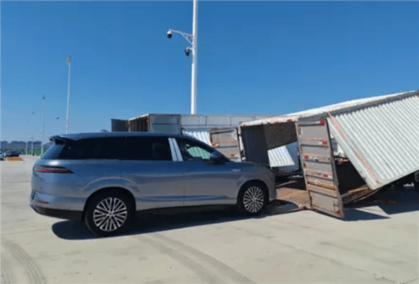 騰勢N8L無偽裝實(shí)車曝光:40萬級插電混動大型SUV的豪華新選擇