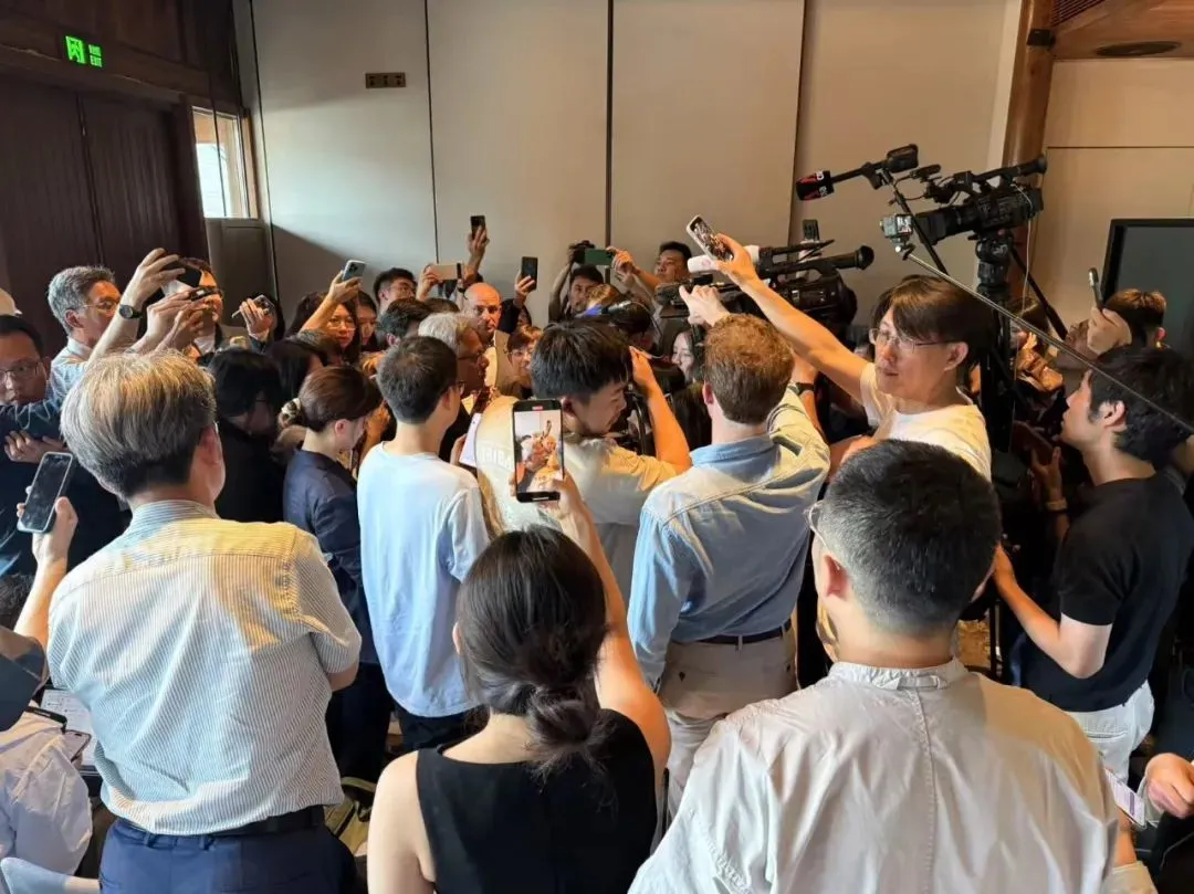▲黃仁勛剛出場，就被媒體“包圍”